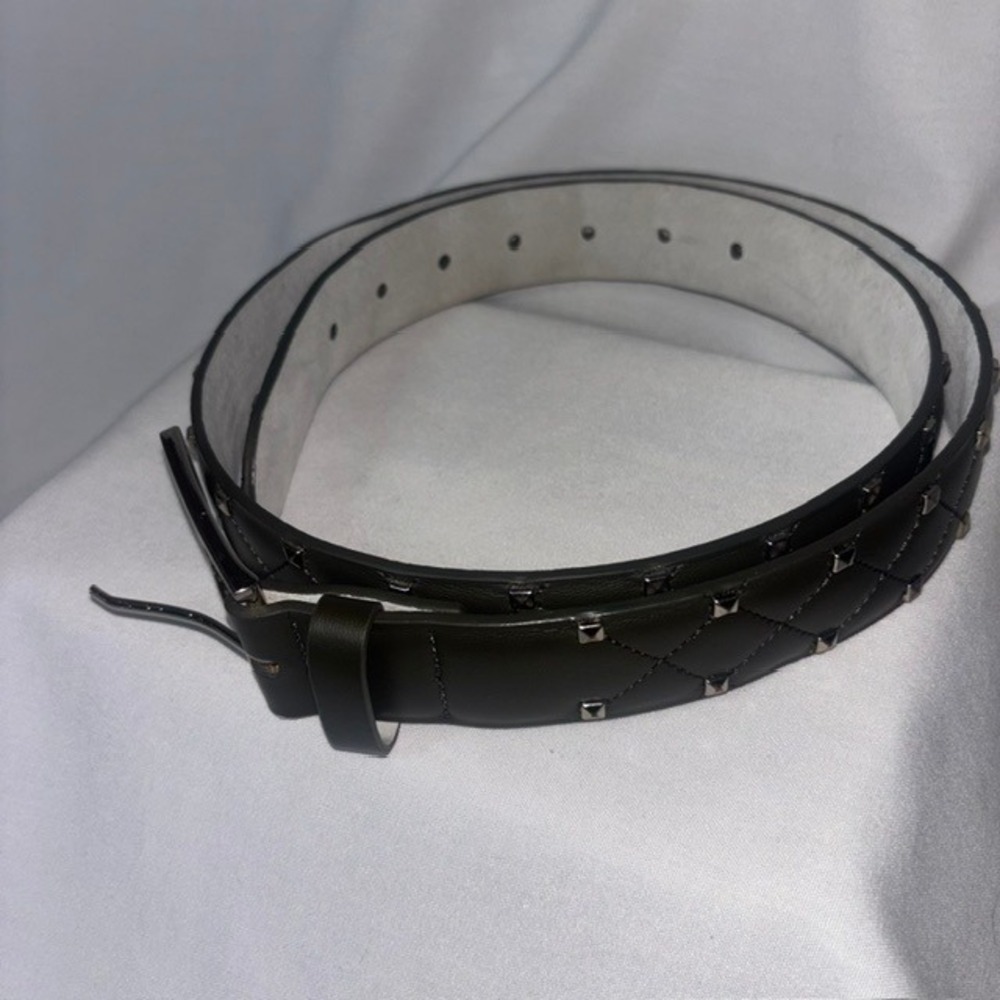 White House Black Market Studded Belt Black Quilted Silver Pyramid Studs Size M - Picture 2 of 6